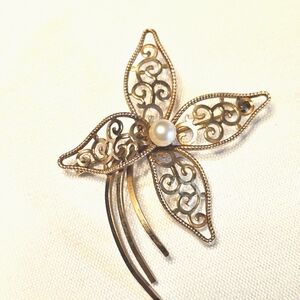 Van Dell Vintage Four-leaf Floral Gold-tone Filigree Work Lustrous Pearl Brooch